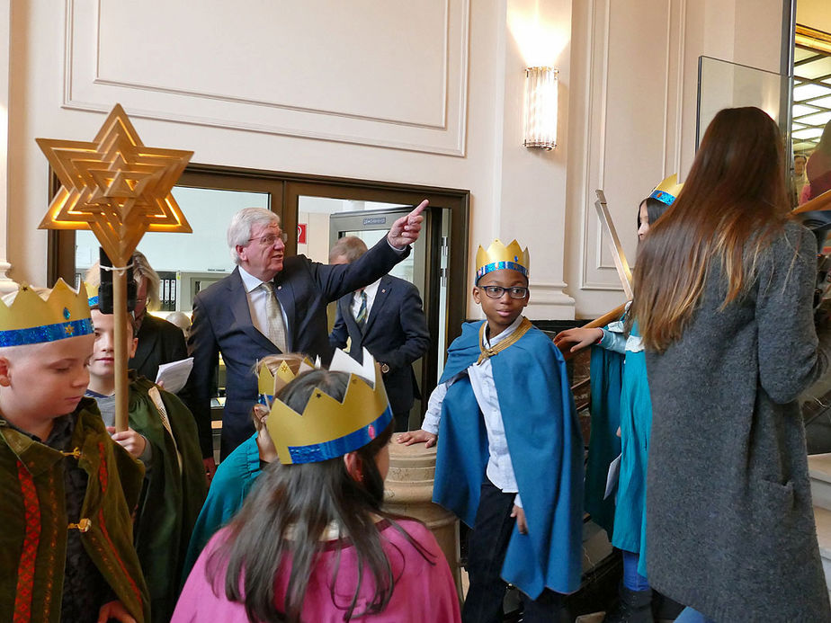 Naumburger Sternsinger zu Besuch beim Hessischen Ministerpräsidenten Volker Bouffier (Foto: Karl-Franz Thiede)